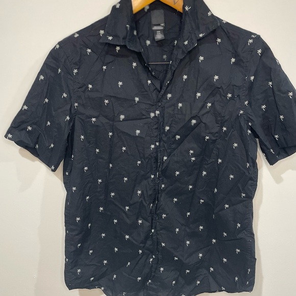 H & M men’s short sleeve button up shirt with palm trees - Picture 1 of 3